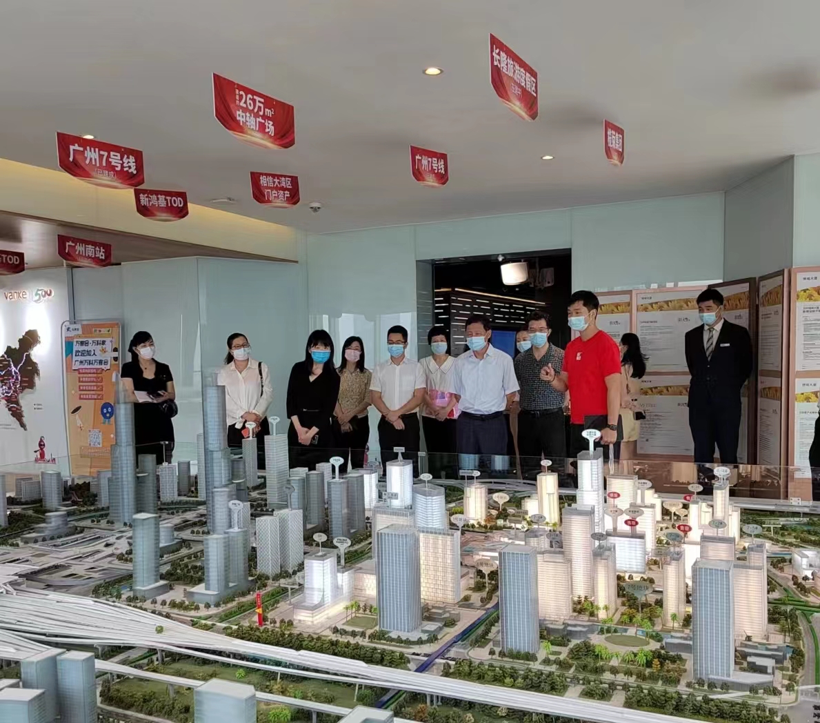 調研組一行聽取廣州南站商務區發展規劃介紹。.jpg
