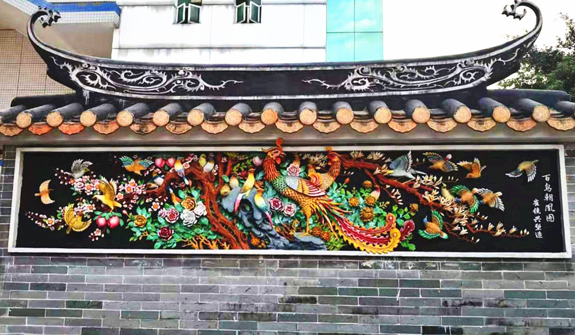 2014年,崔鏡興在番禺石碁鎮紅木街創作了大型高浮雕灰塑作品《百鳥朝凰圖》,用鳳凰、喜鵲、雉雞、鸚鵡和牡丹、菊花、石榴花等組圖,色彩富麗繁華,立體感強、表現層次多、組圖復雜,具有較強的裝飾效果,展現了崔鏡興雕塑技藝細膩生動的特點。.jpg