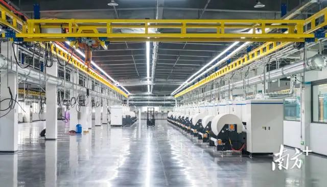 智能工廠里沒有多少人。