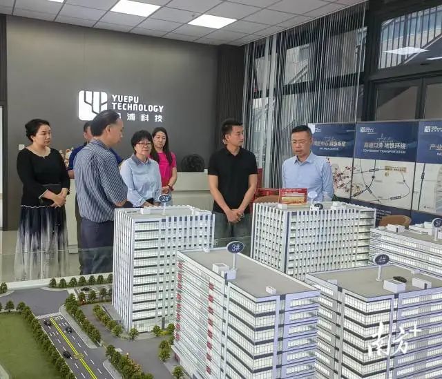 化龍鎮黨員首席企業服務官團隊在粵浦科創中心現場辦公。 受訪者供圖